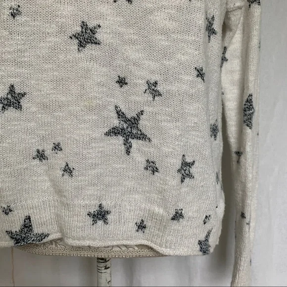 Hollister // White Open Knit Sweater Grey Stars All Over Long Sleeves Medium - Picture 4 of 10